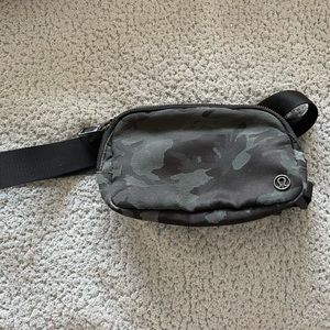 Camouflage - Lululemon Everywhere Belt Bag